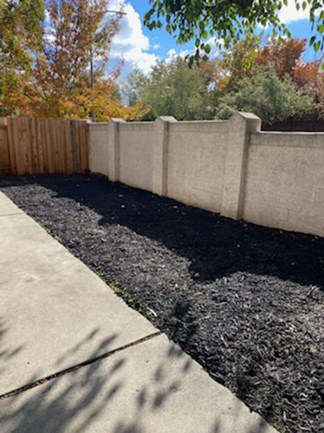 Building Photo - Antelope Highlands 3 Bdrm, 2 Bath!