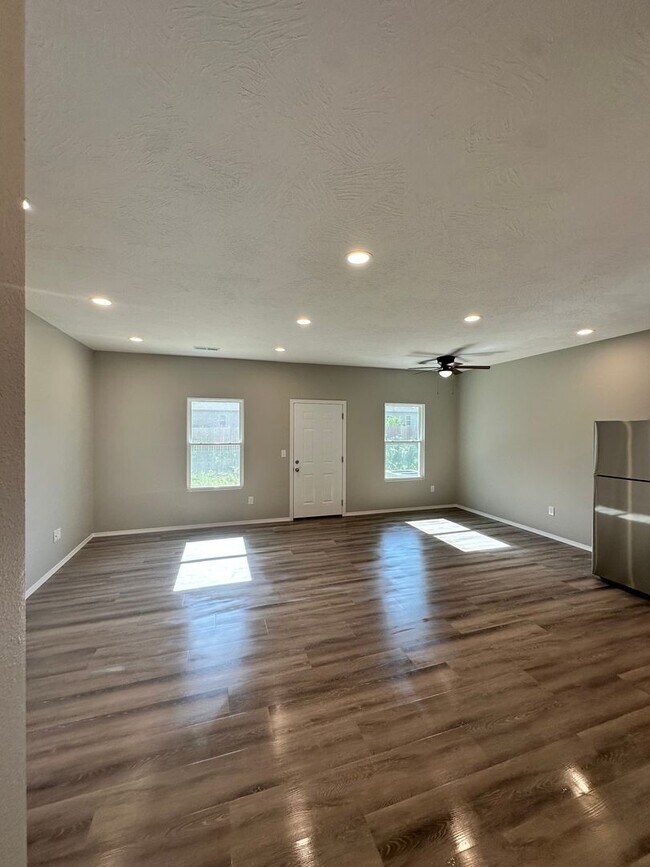 Building Photo - 586 N Airport Rd