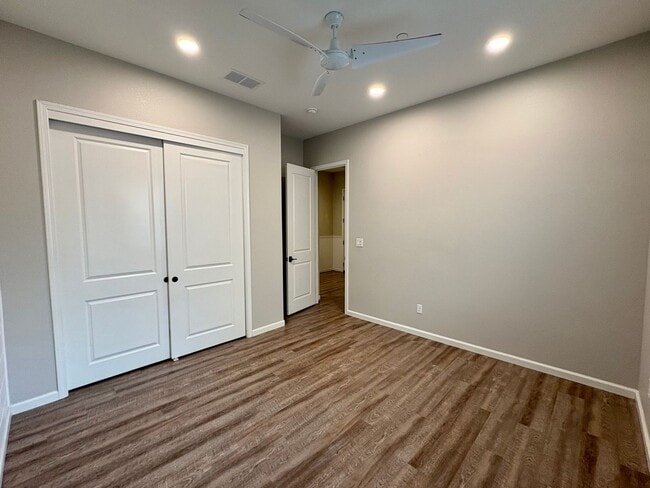 Building Photo - Charming! 3 Bedroom 2.5 Bath Single Family Home