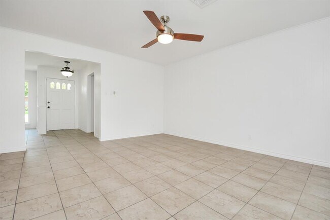 Building Photo - 10951 Shadow Wood Dr