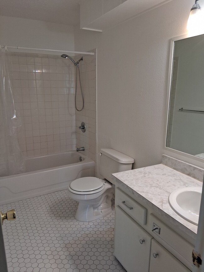bathroom - 1938 N 9th Ave