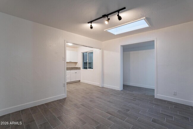 Building Photo - 536 W 18th St