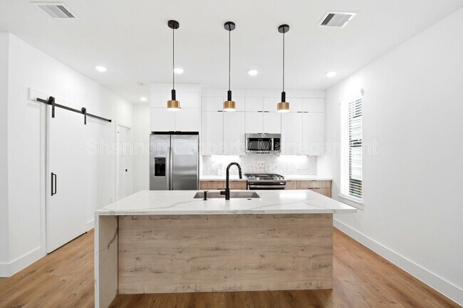 Building Photo - 1307 Bayou St