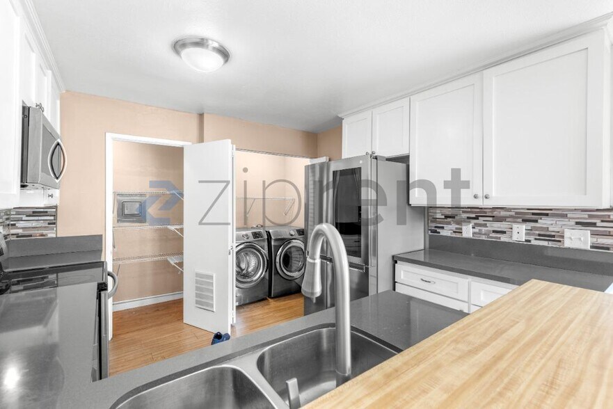Building Photo - Unit Row 3