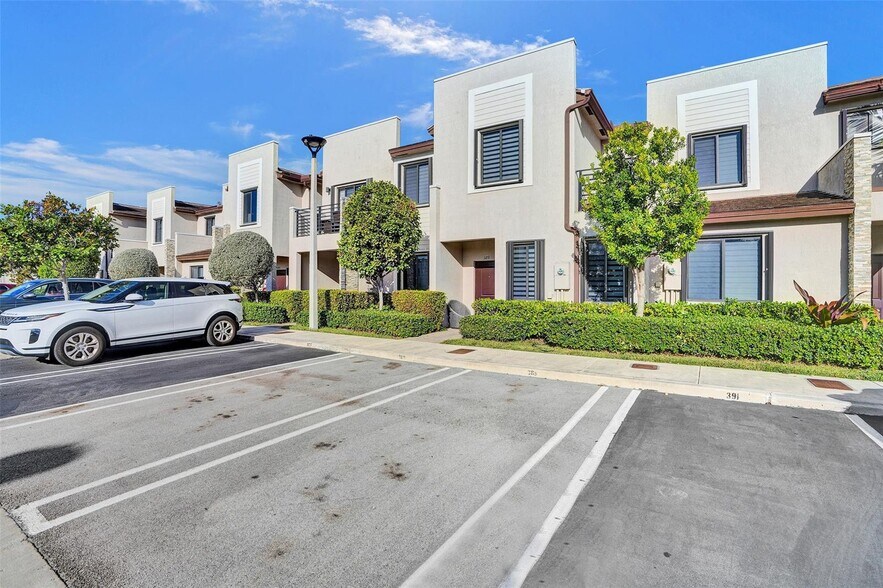 Building Photo - 389 NE 208th Ter