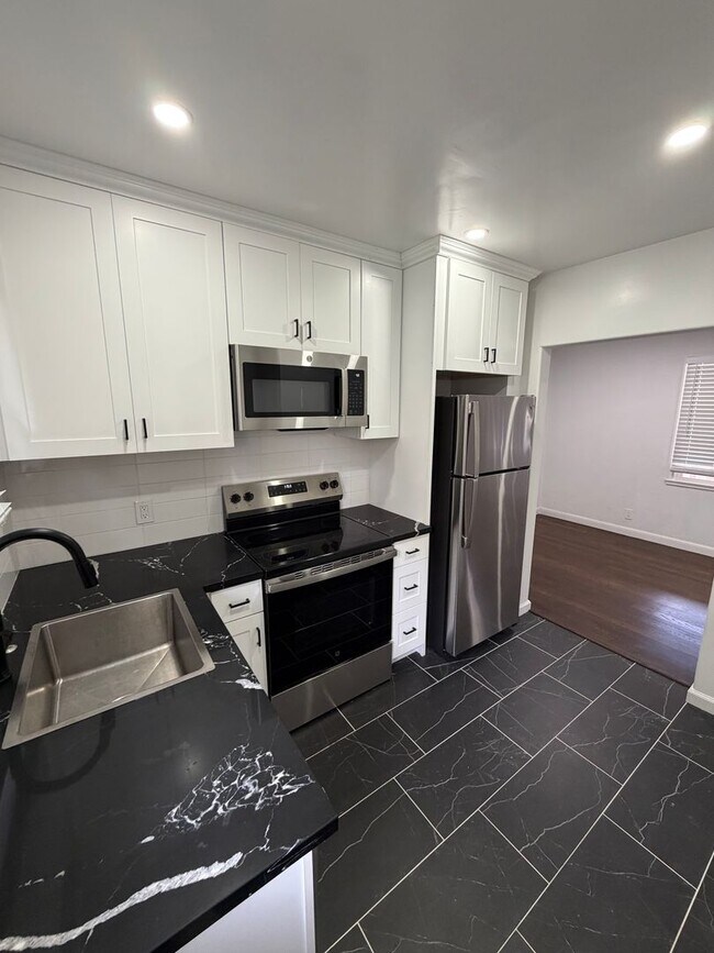 Building Photo - 128 Dartmouth Rd