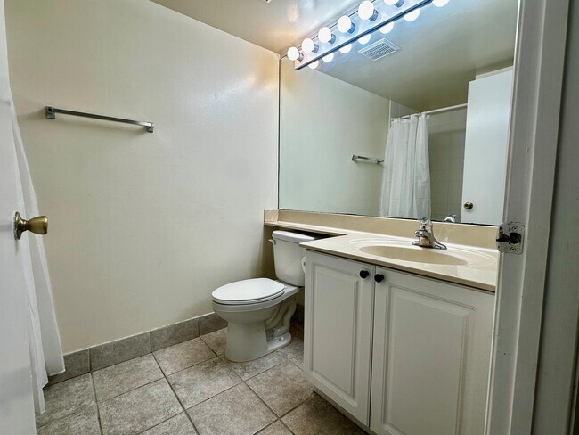 Building Photo - 1300 Crestwood Ct S