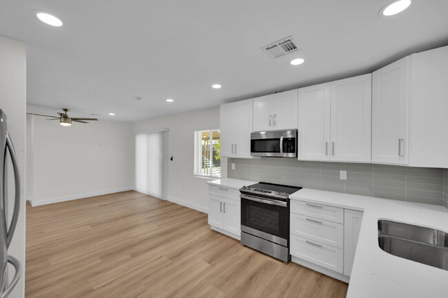 Building Photo - SIGN YOUR LEASE BY 1.31.26 AND RECEIVE THE FIRST 2 WEEKS RENT FREE!! Beautifully updated 3-bedroo...