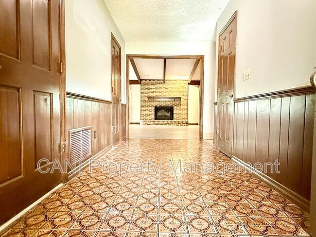 Building Photo - 733 Westchester Dr