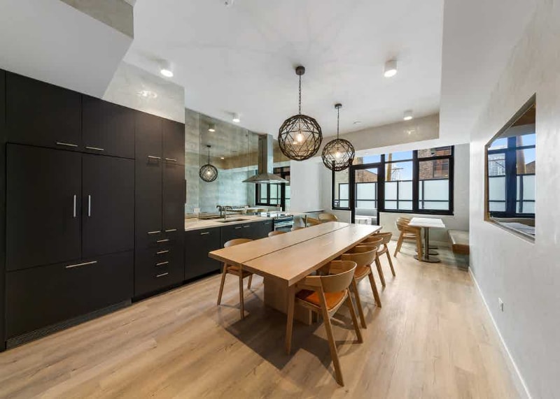 Building Photo - 212 W Chicago Ave