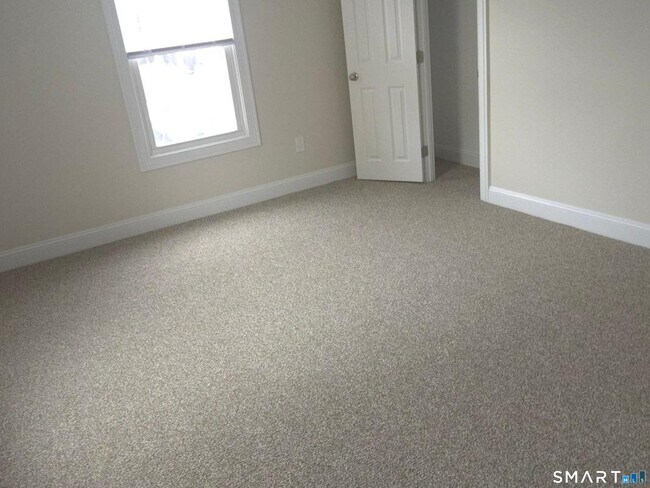 Building Photo - 27 Maple St