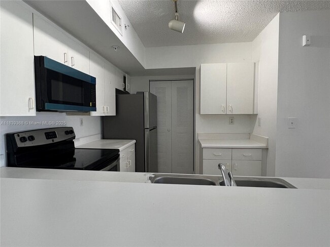 Building Photo - 2640 S University Dr