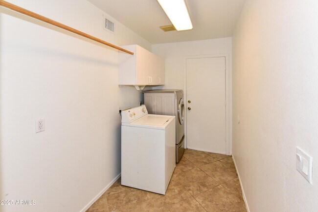 Building Photo - 1360 N Brentwood Pl