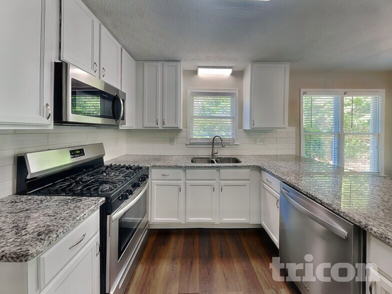 Building Photo - 985 Brookmont Dr S W