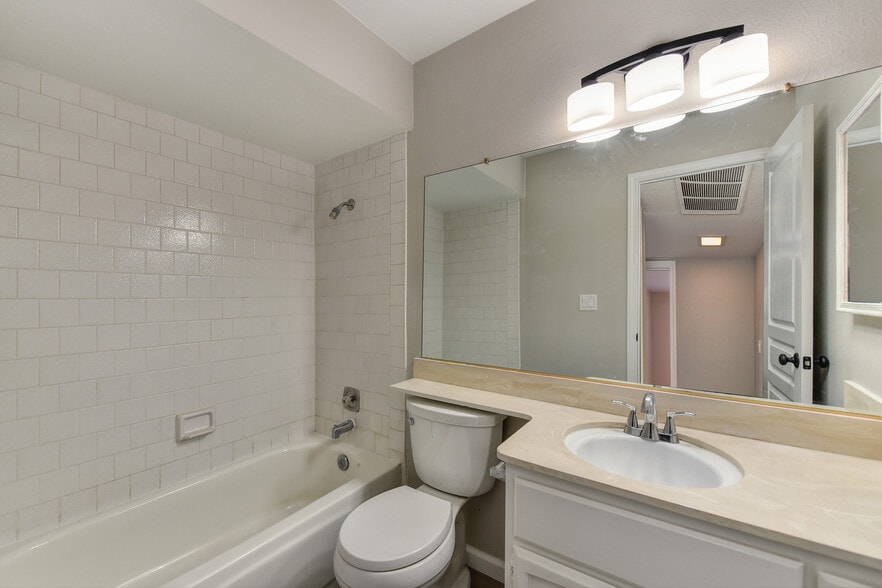 Guest Bathroom - 6933 Trovita Way