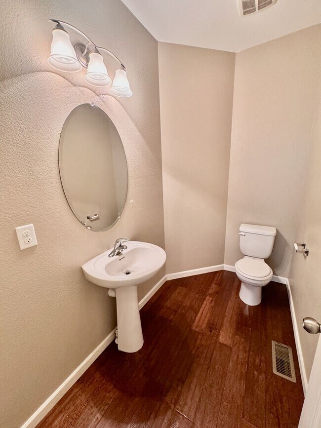 Building Photo - Large 4 bedroom home with a Fully Finished...
