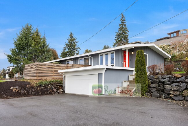 Building Photo - VIEWS, VIEWS, VIEWS!! Stunning & LARGE 4-B...