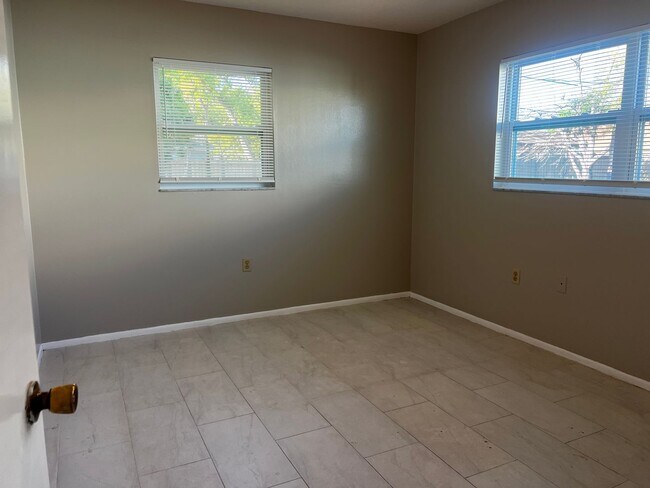 Building Photo - 2BD/1BA/Single carport - Venice