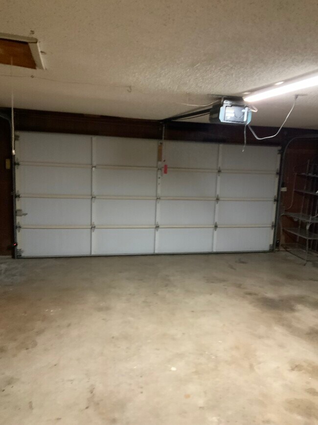 Building Photo - 2800 Shoreline Dr