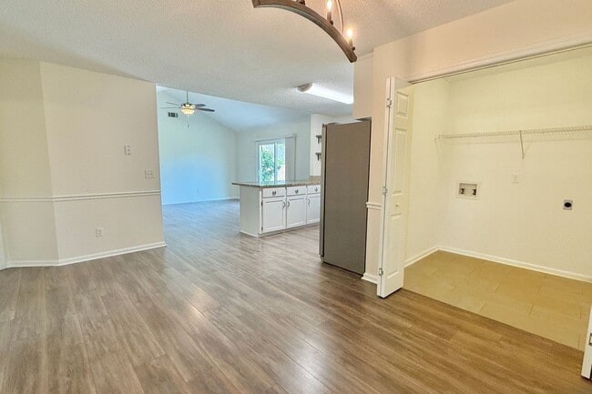 Building Photo - AVAILABLE NOW! (Pet Friendly)