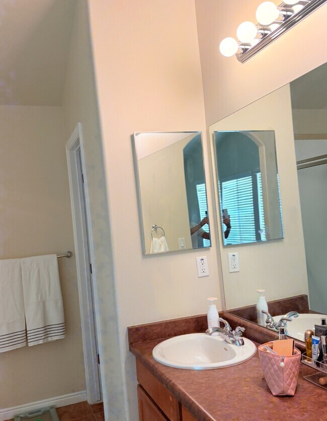 Building Photo - 351 N 1480 E