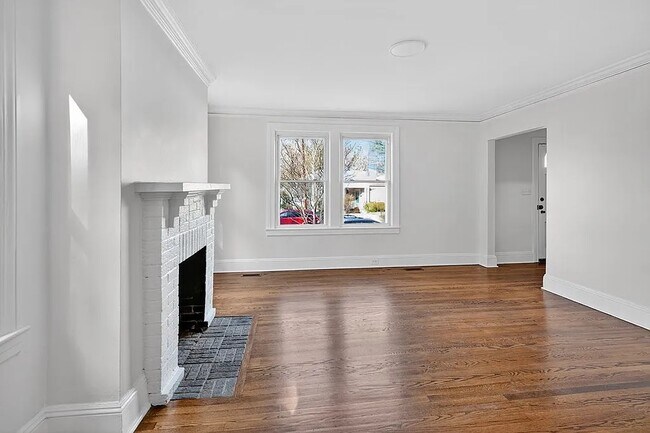 Building Photo - 326 Westhampton Ave