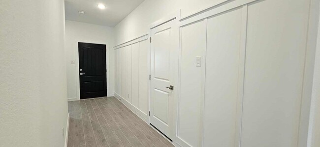 Building Photo - 8422 Bay Oaks Dr