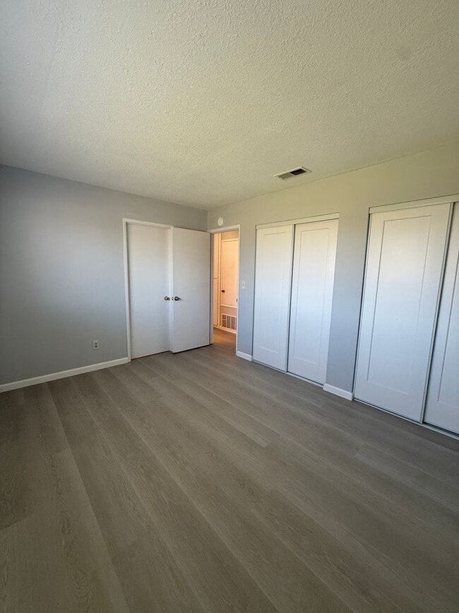 Building Photo - 2 bedroom / 1 bath