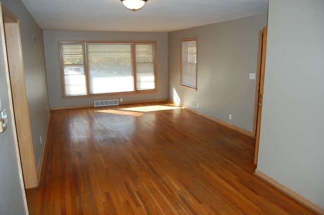 Building Photo - Solid stone ranch in south-central Lincoln!