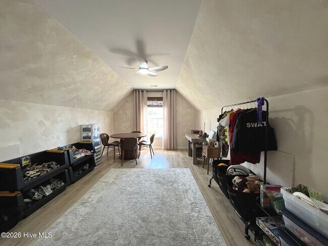 Building Photo - 561 Thorncliff Dr