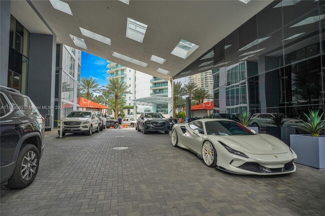 Valet - 1300 Brickell Bay Dr