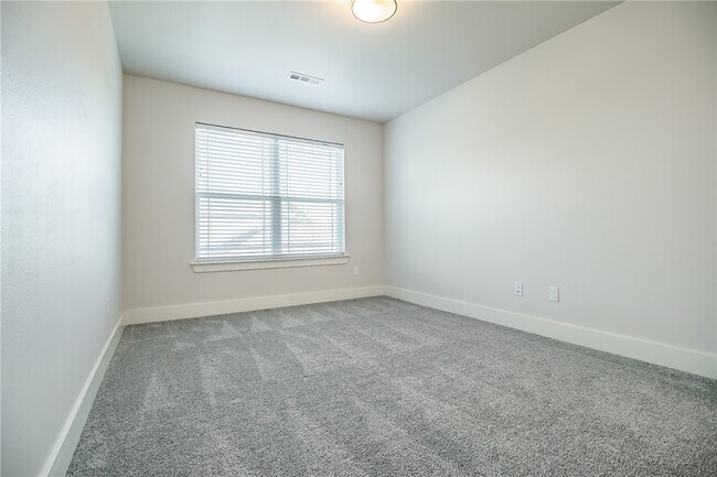 Building Photo - 350 W Kinniburgh Dr