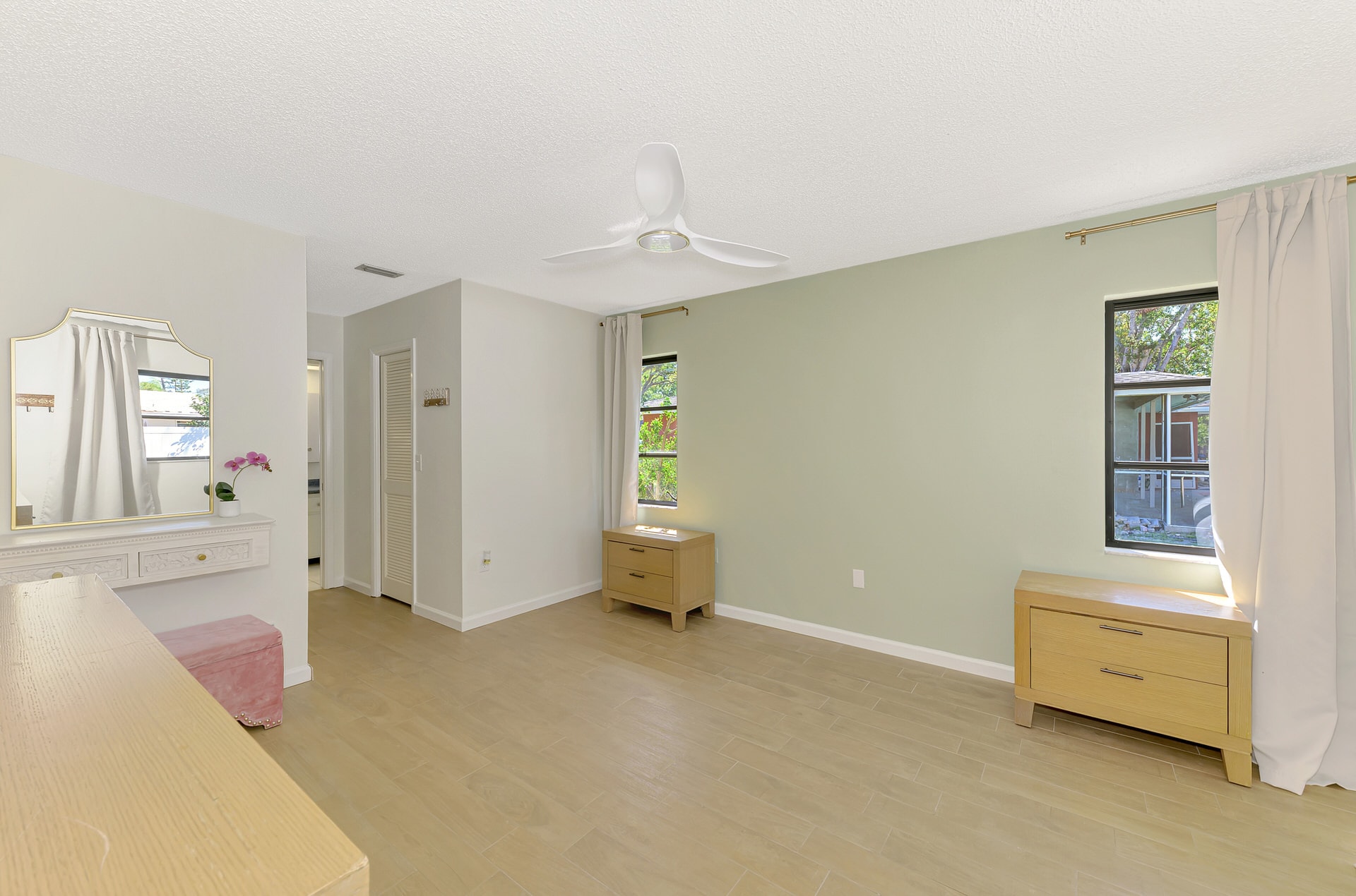 Building Photo - 2221 Pine View Cir