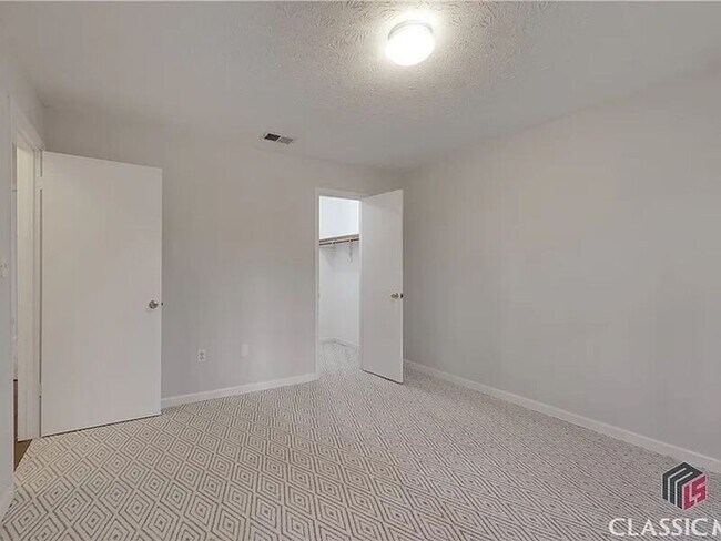 Building Photo - 207 Highland Park Dr