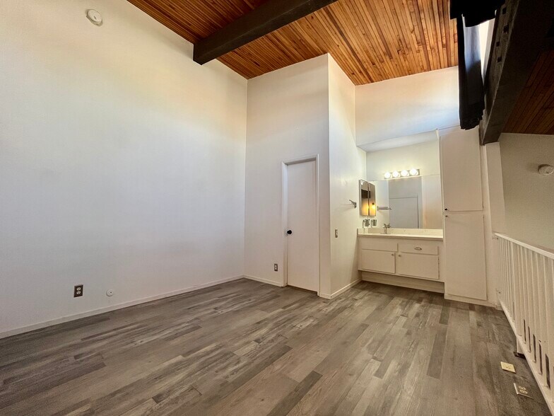 Building Photo - 5460 White Oak Ave