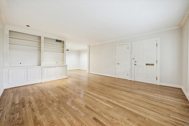 Building Photo - 449 N Post Oak Ln