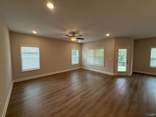 Building Photo - 158 River Pointe Dr