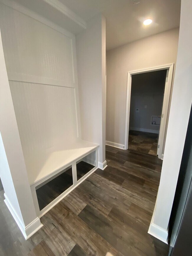 Building Photo - Move in with credit approval
