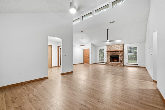 Building Photo - 124 Beverly Dr