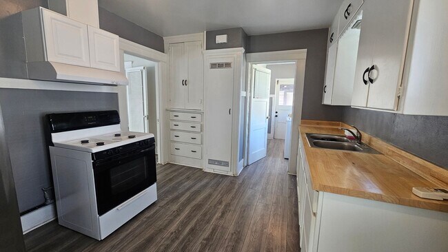 Building Photo - Charming house in Dinuba