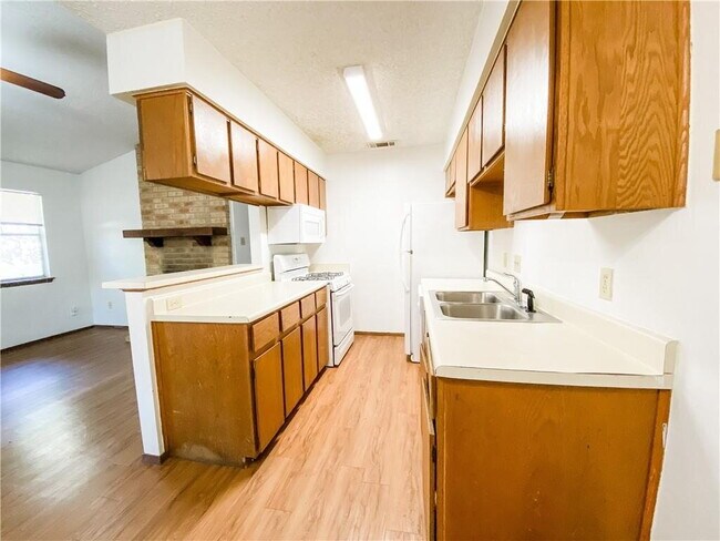 Building Photo - "Charming 3-Bed Retreat with Cozy Fireplac...