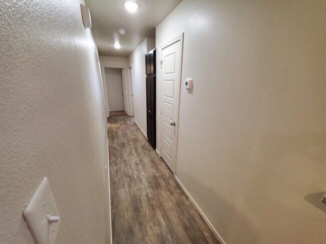 Building Photo - 6, 9 or 12 month Lease! Cooper Schools/ So...