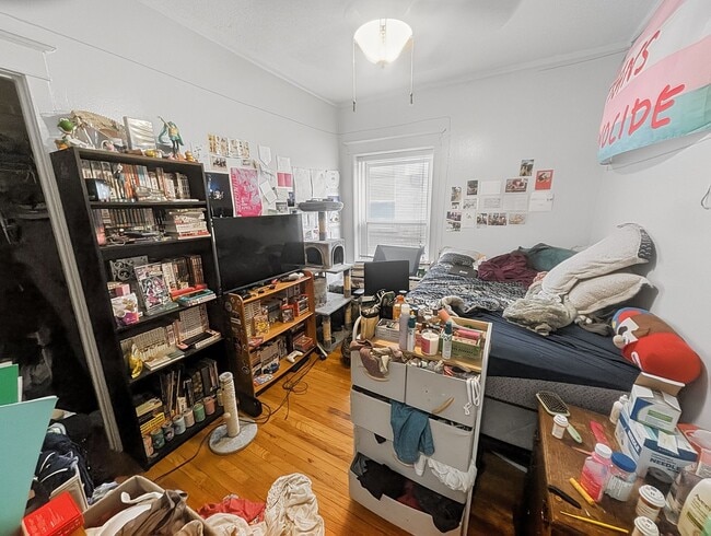 Building Photo - Large 3-bed/1-bath Apartment in the Heart of Rogers Park!