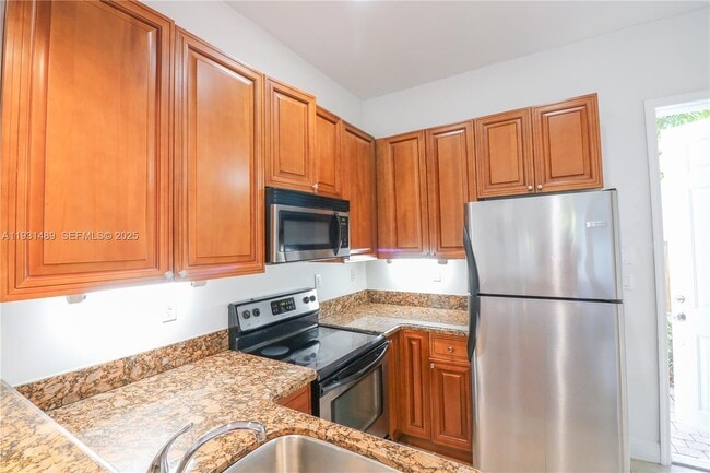 Building Photo - 2947 Coconut Ave