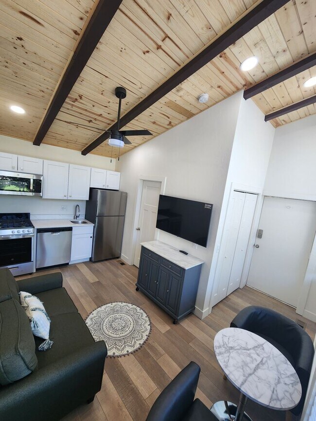 Building Photo - Newly Remodeled 1 Bedroom Apartment