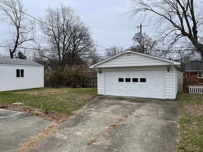 Building Photo - 313 E Pierson Ave