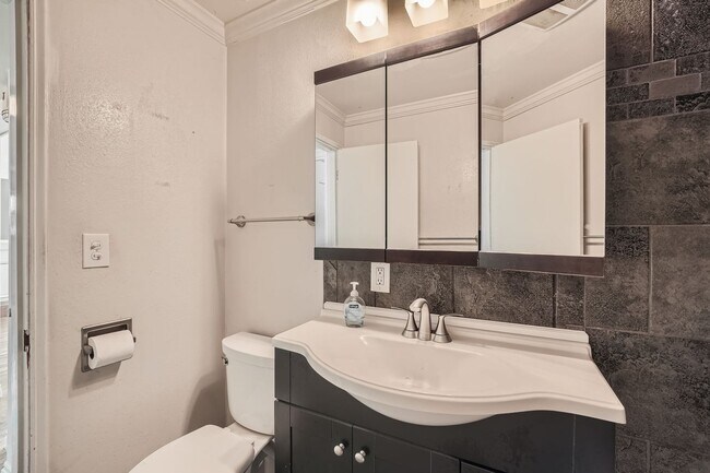 Building Photo - Ideally Located 3 Bed 2 Bath Lake Forest P...
