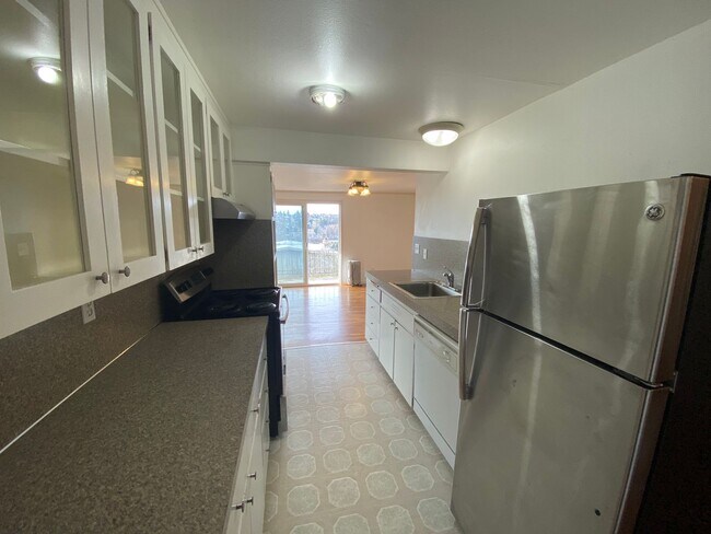 Building Photo - Queen Anne Triplex