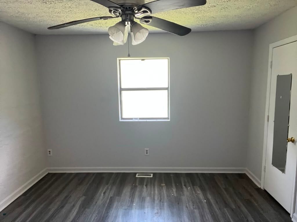 Building Photo - 1237 Shalom Dr