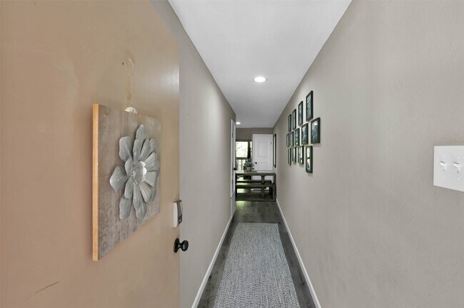 Building Photo - 3900 Aspen Dr